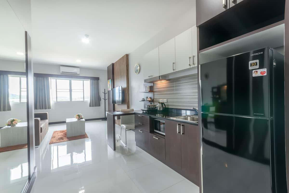 fridge, coffee/tea maker, electric kettle