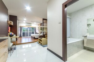 防过敏的被褥、客房内保险箱、办公桌、遮光窗帘