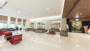 Un hall espacioso con muebles modernos, ventanas amplias y un diseño elegante.