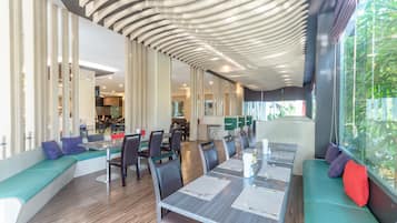 Desayuno buffet diario (THB 250 por persona)