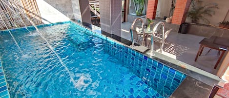 Innendørsbasseng og utendørsbasseng