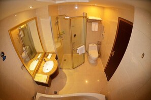 Deluxe-Zimmer | Badezimmer | Dusche, kostenlose Toilettenartikel, Haartrockner, Hausschuhe