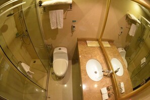 스탠다드룸 | 욕실 | 샤워 시설, 무료 세면용품, 헤어드라이어, 슬리퍼