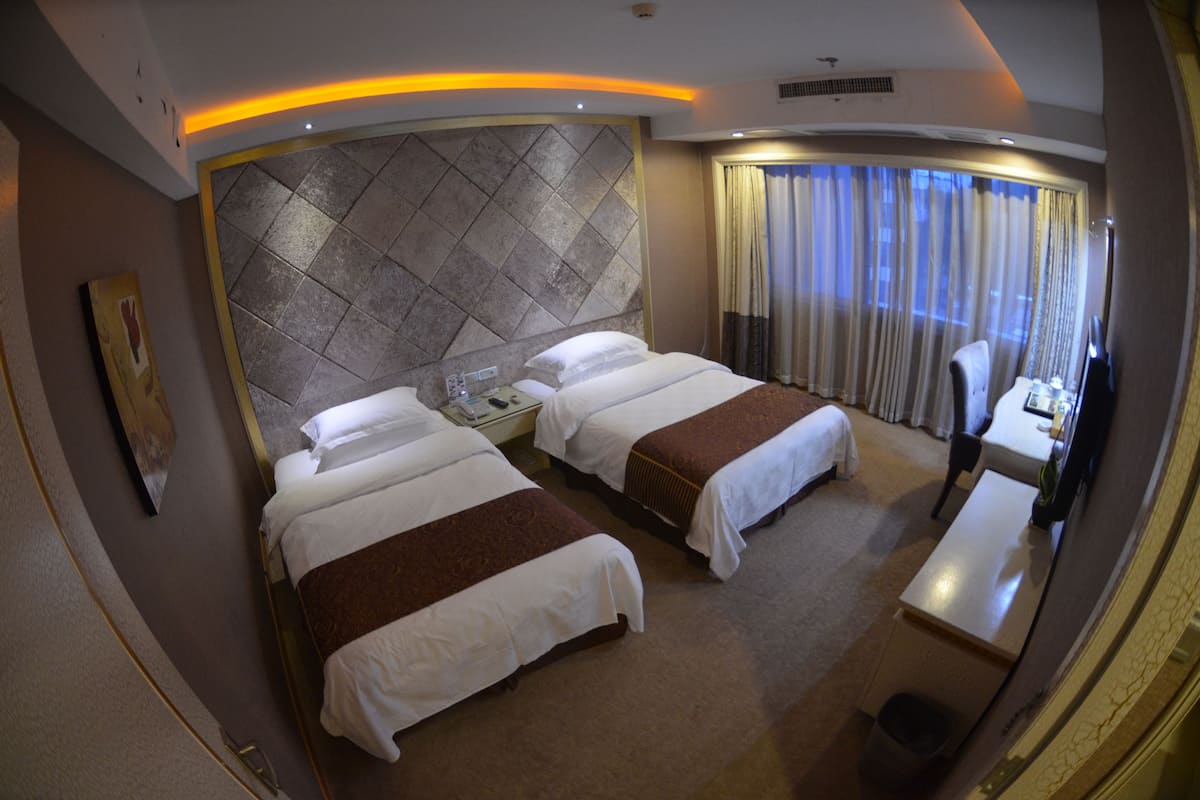 Business Suite(Mainland Chinese Citizen Only) | Minibar, in-room safe, desk, blackout curtains