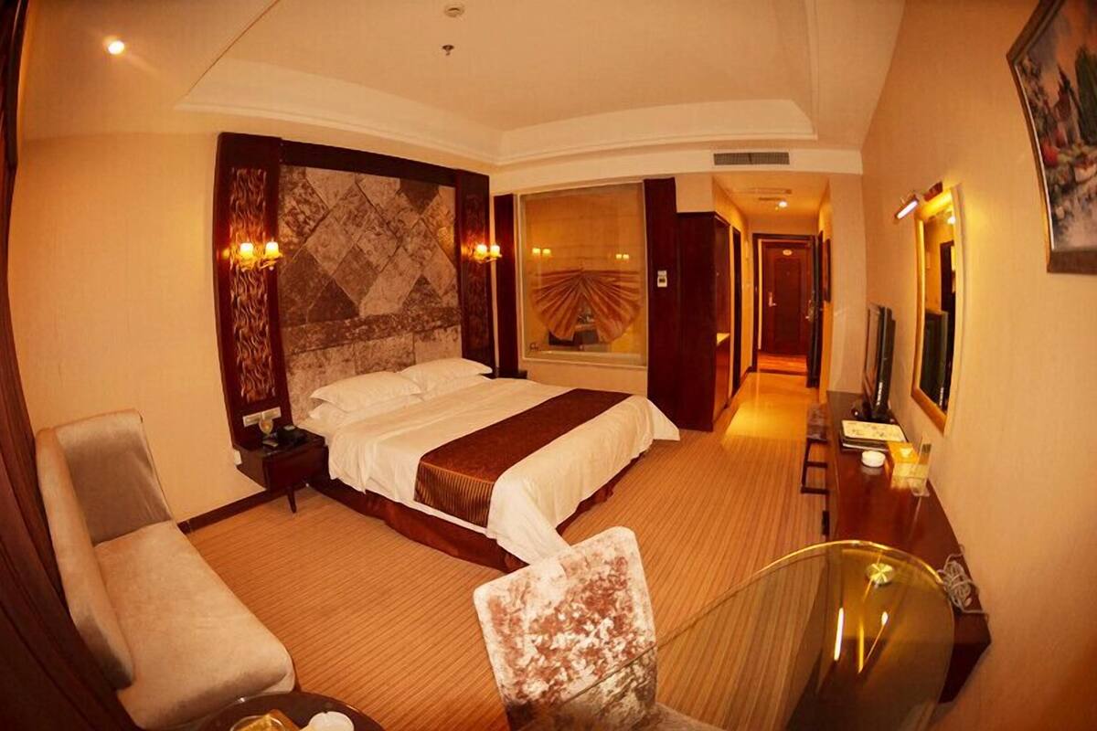 Deluxe Room(Mainland Chinese Citizen Only) | Minibar, in-room safe, desk, blackout curtains
