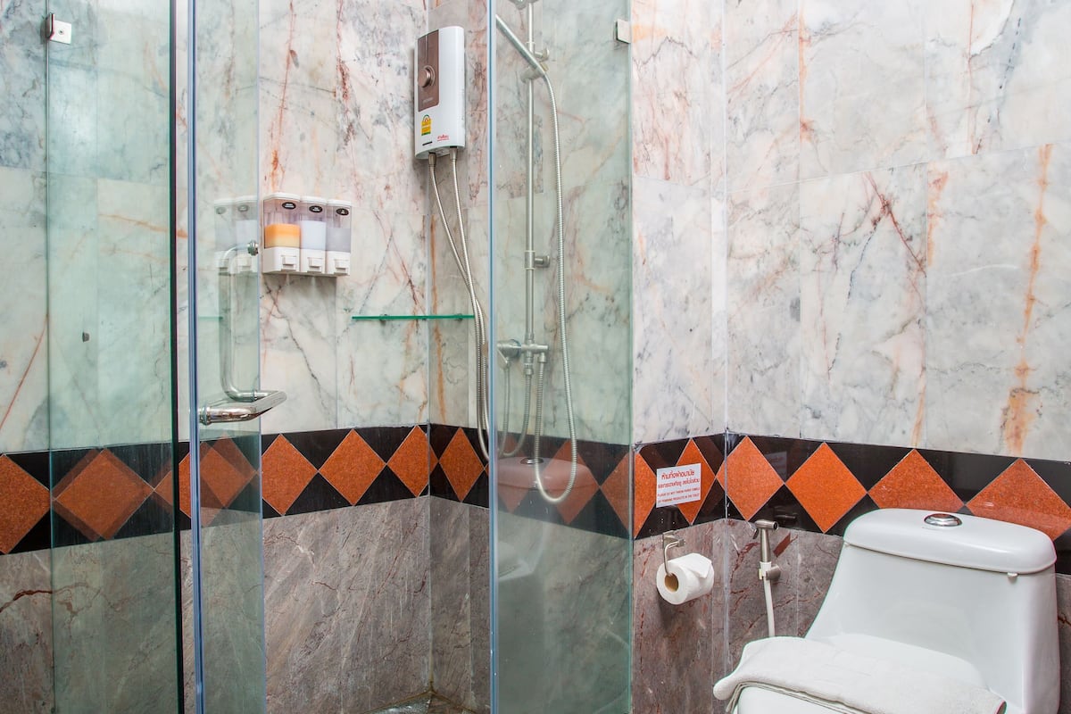 shower, free toiletries, hair dryer, towels