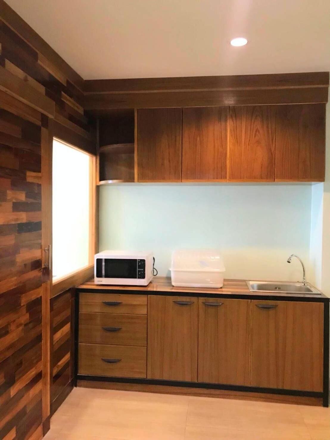 fridge, coffee/tea maker