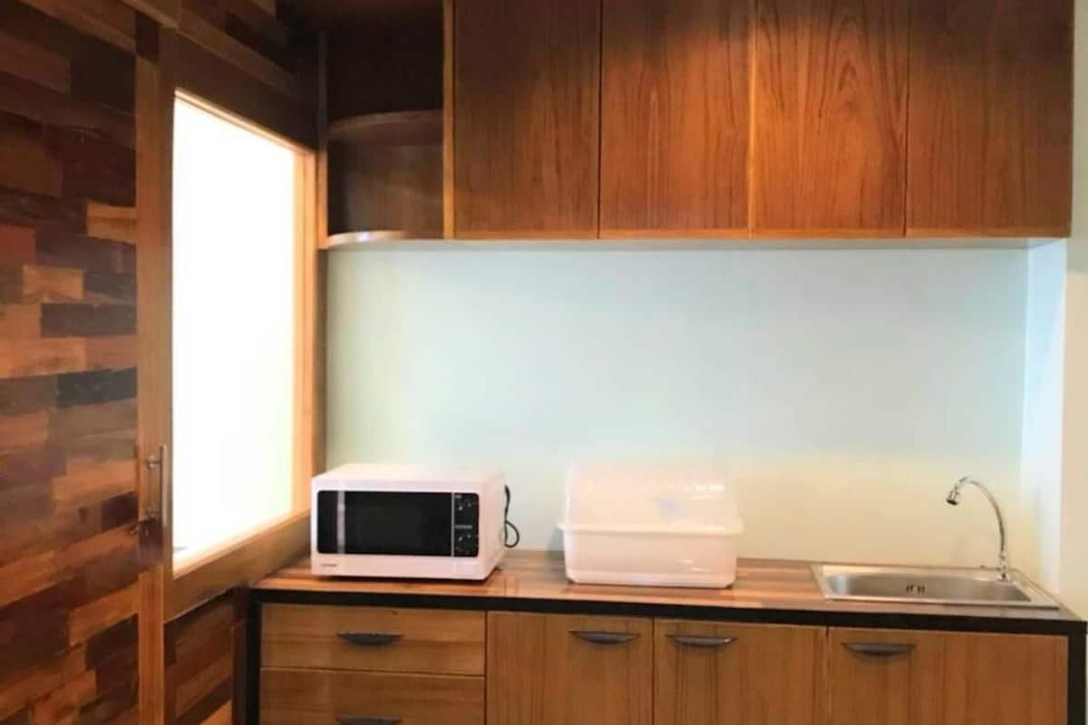 fridge, coffee/tea maker