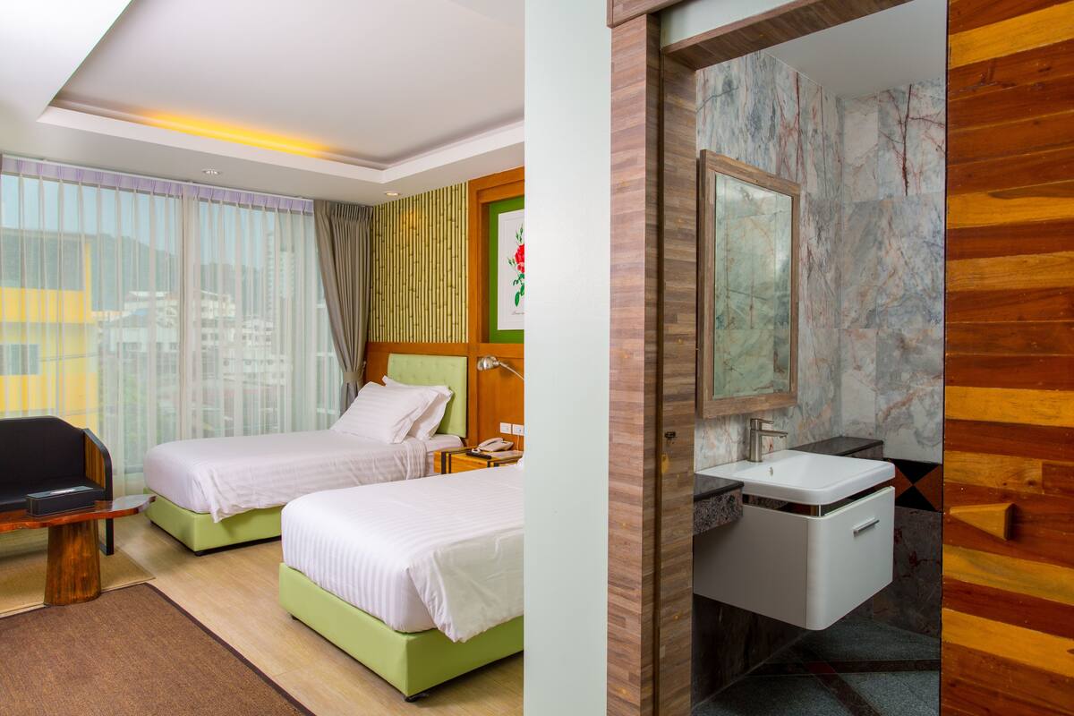 Deluxe Twin Room with Balcony | Giường gấp/giường phụ (phụ phí), truy cập Internet không dây miễn phí 