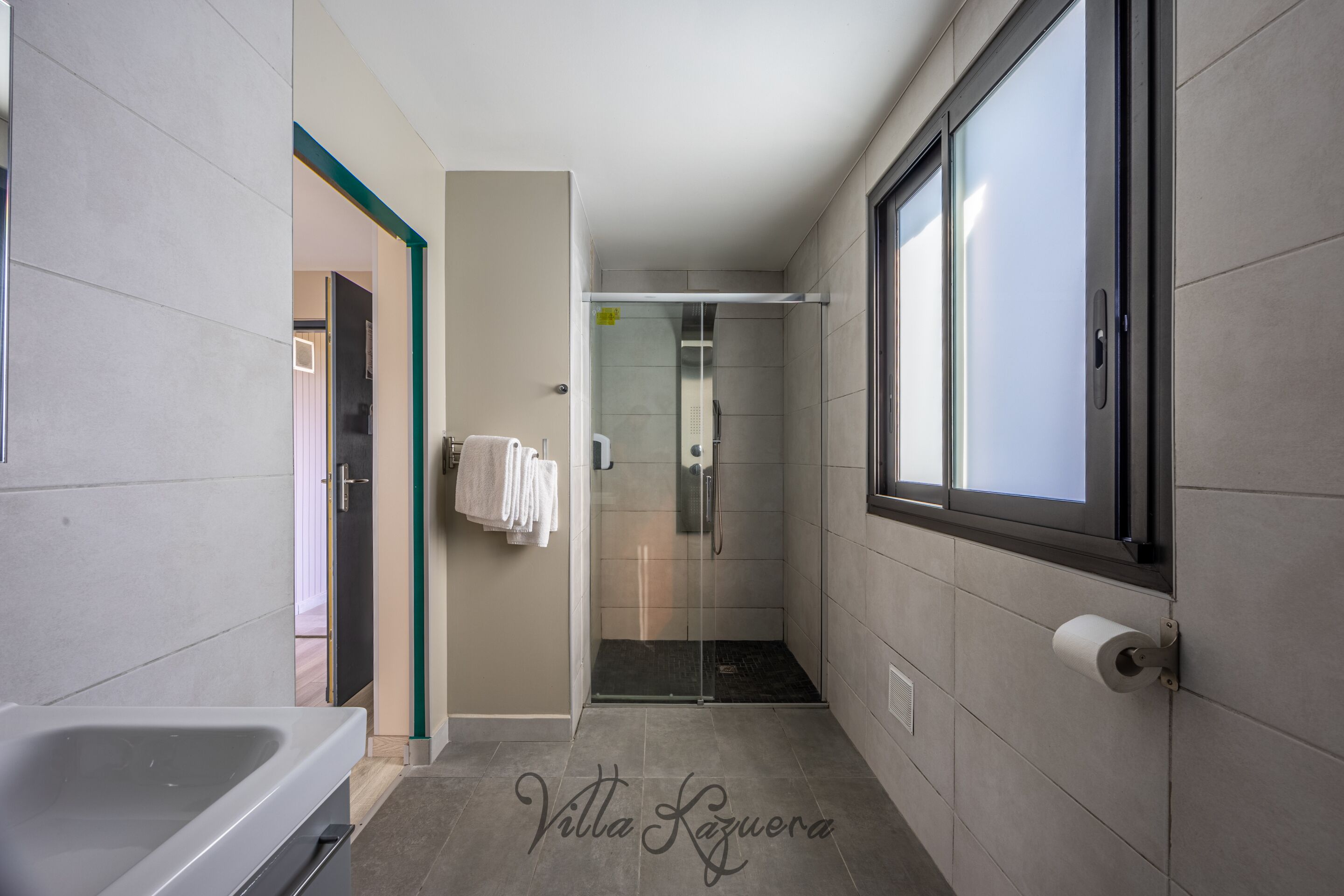 Habitación doble superior, baño en la habitación | Baño | Regadera, regadera tipo lluvia, secadora de cabello, toallas 