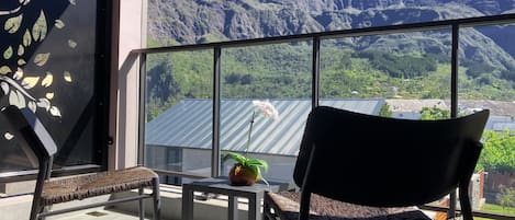 Comfort-Doppelzimmer, mit Bad, Bergblick | Terrasse/Patio