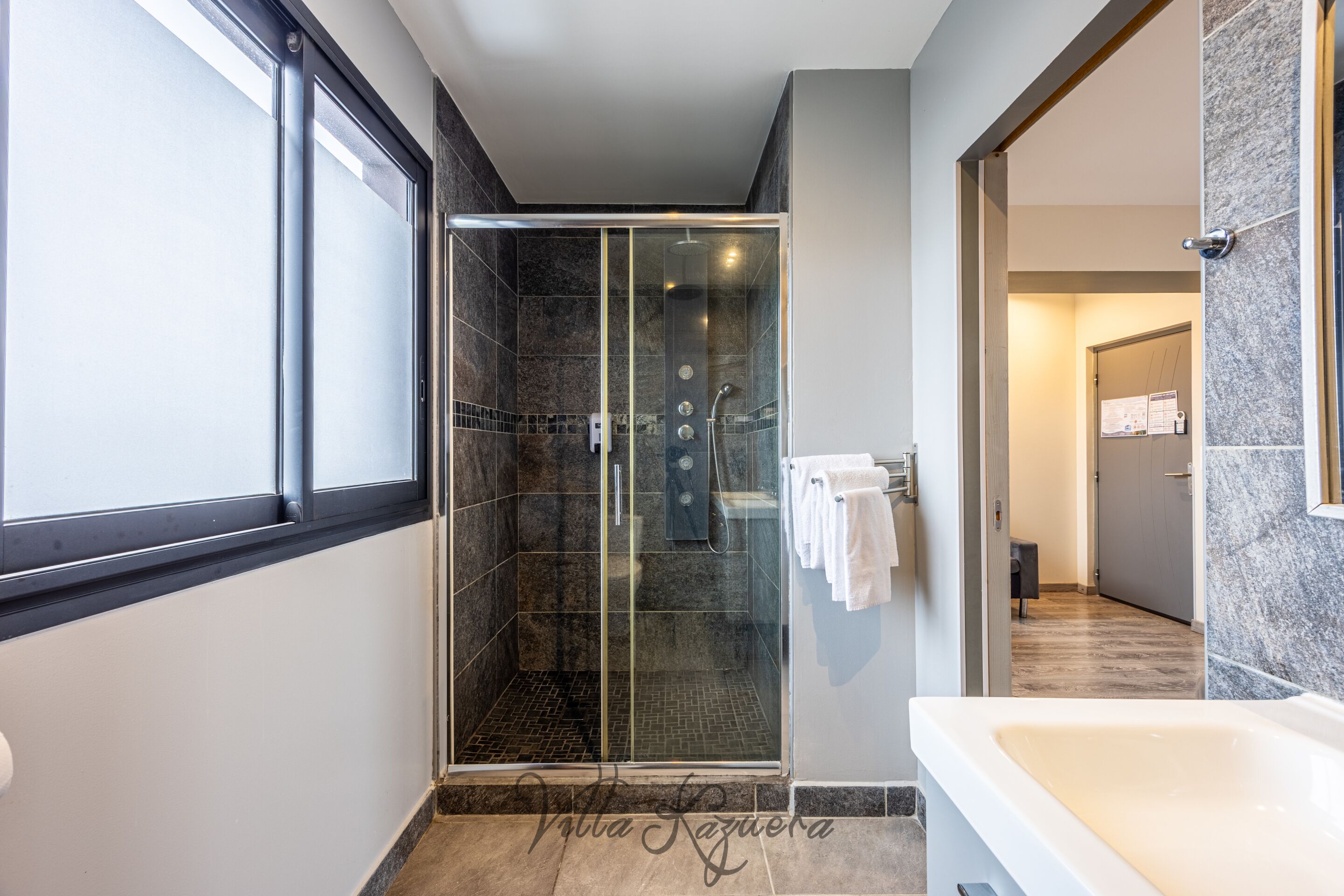 Superior Double Room, Private Bathroom, Mountain View | Bathroom | Shower, rainfall showerhead, hair dryer, towels