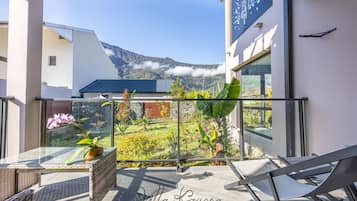 Chambre Double Supérieure, salle de bains attenante | Vue depuis le balcon