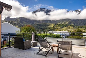 Habitación doble superior, baño privado, vista a la montaña | Vista del balcón