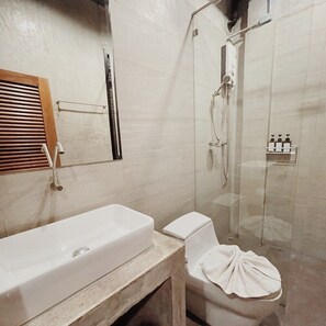 Double Bed Room with Balcony, Smoking | Kamar mandi | Shower, perlengkapan mandi gratis,  dan handuk