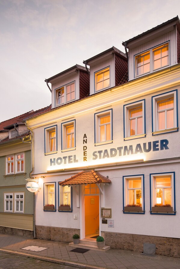 A hotel with a sign reading "HOTEL ANDER STAUMAUER" and a traditional European architectural style.
