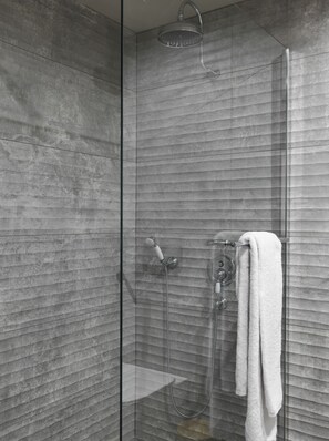 Suite, patio (Urban) | Baño | Regadera, regadera tipo lluvia, amenidades de baño de diseñador 