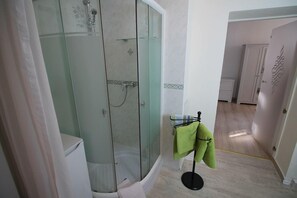 Douche, articles de toilette gratuits, sèche-cheveux