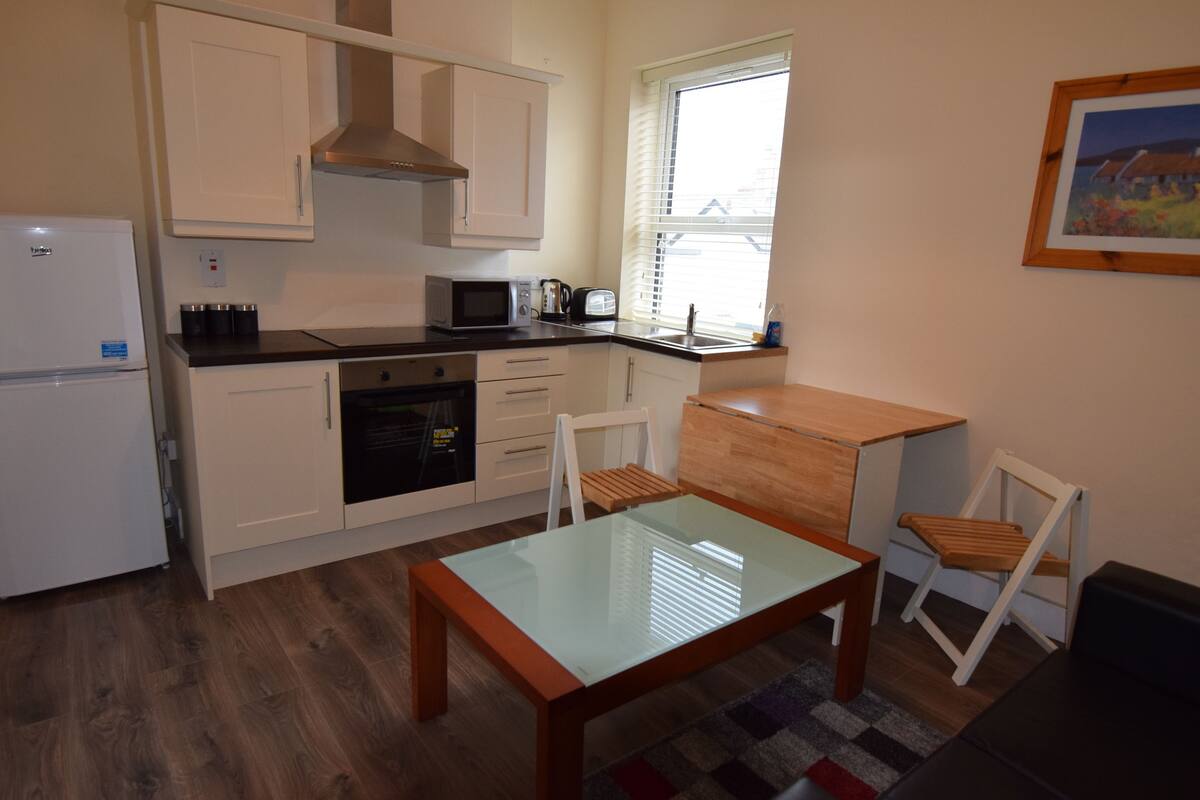 Perhehuoneisto, 2 makuuhuonetta | Yksityinen keittonurkkaus | Jääkaappi, mikroaaltouuni, uuni, liesi