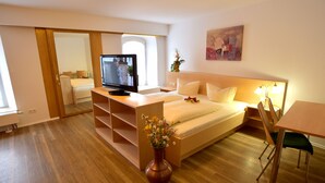 Escritorio, wifi gratis y ropa de cama 
