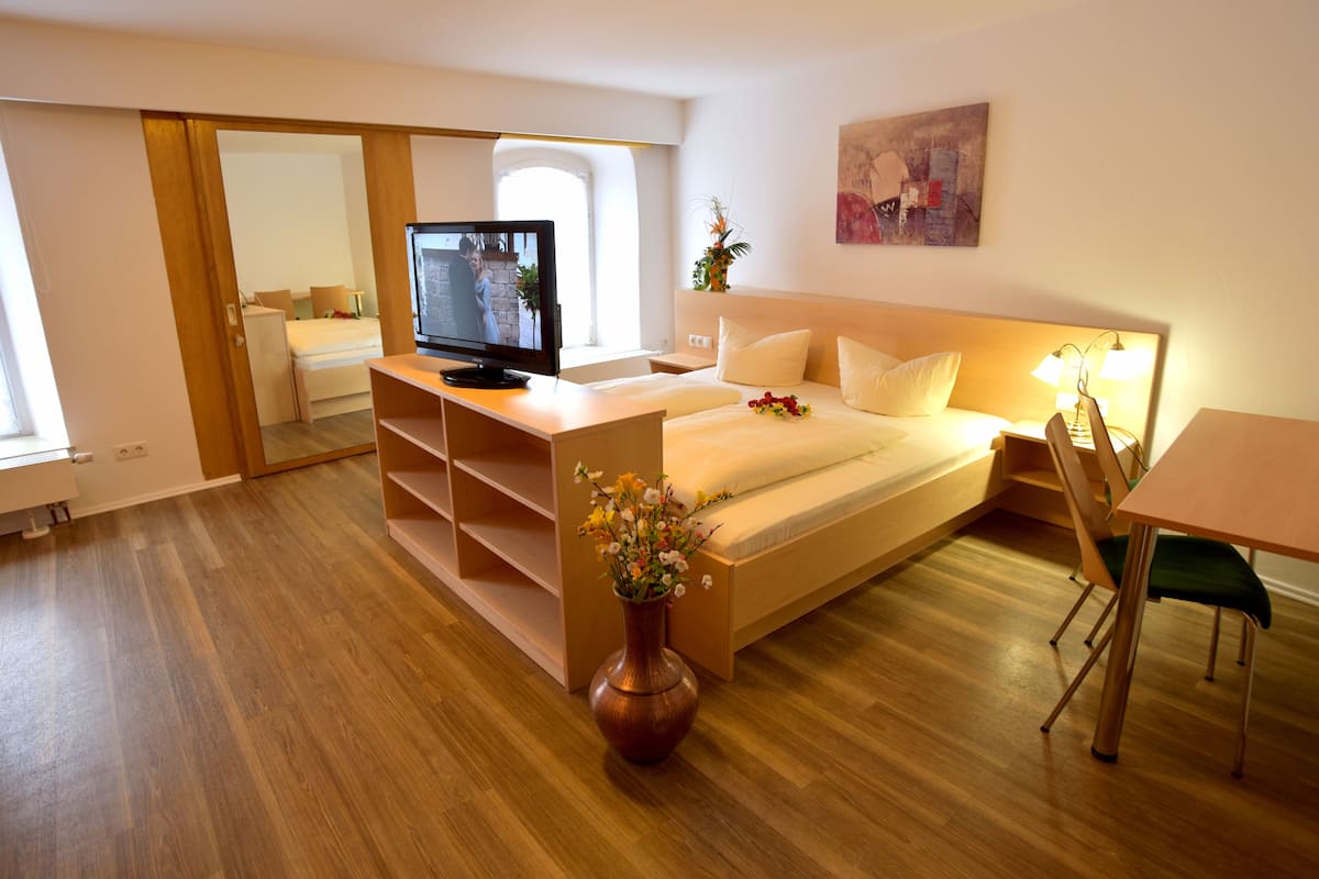 Habitación familiar, 2 habitaciones, para no fumadores, 2 baños | 1 habitación, escritorio, wifi gratis y ropa de cama