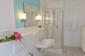 Douche, articles de toilette gratuits, sèche-cheveux