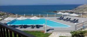 Outdoor pool, an infinity pool, pool loungers - Kosta's House (Chania)
