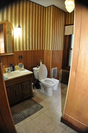 Habitación Confort, 1 habitación | Baño | Tina con regadera, amenidades de baño gratuitas, secadora de cabello