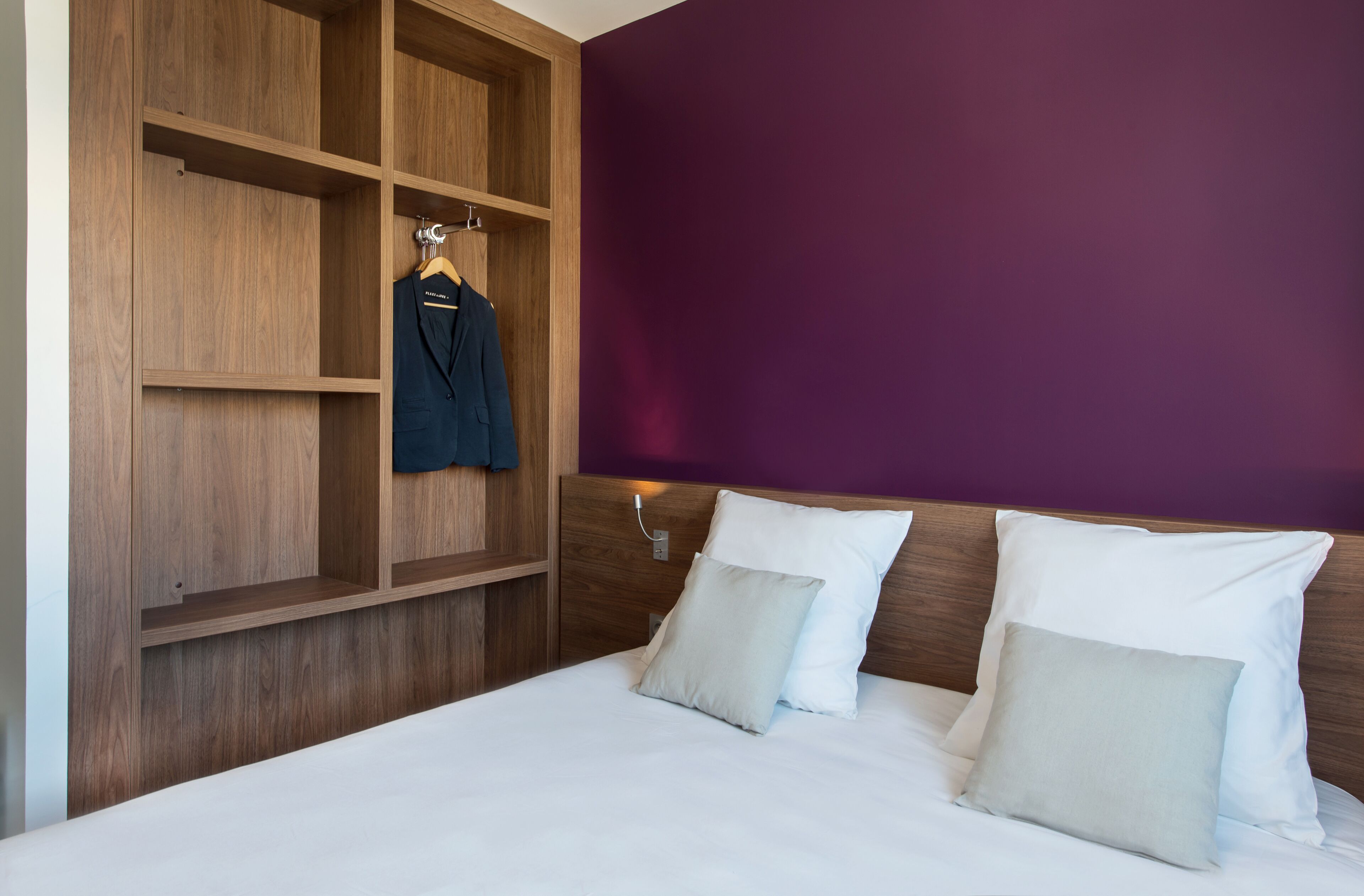 1 bedroom, desk, soundproofing, free cots/infant beds