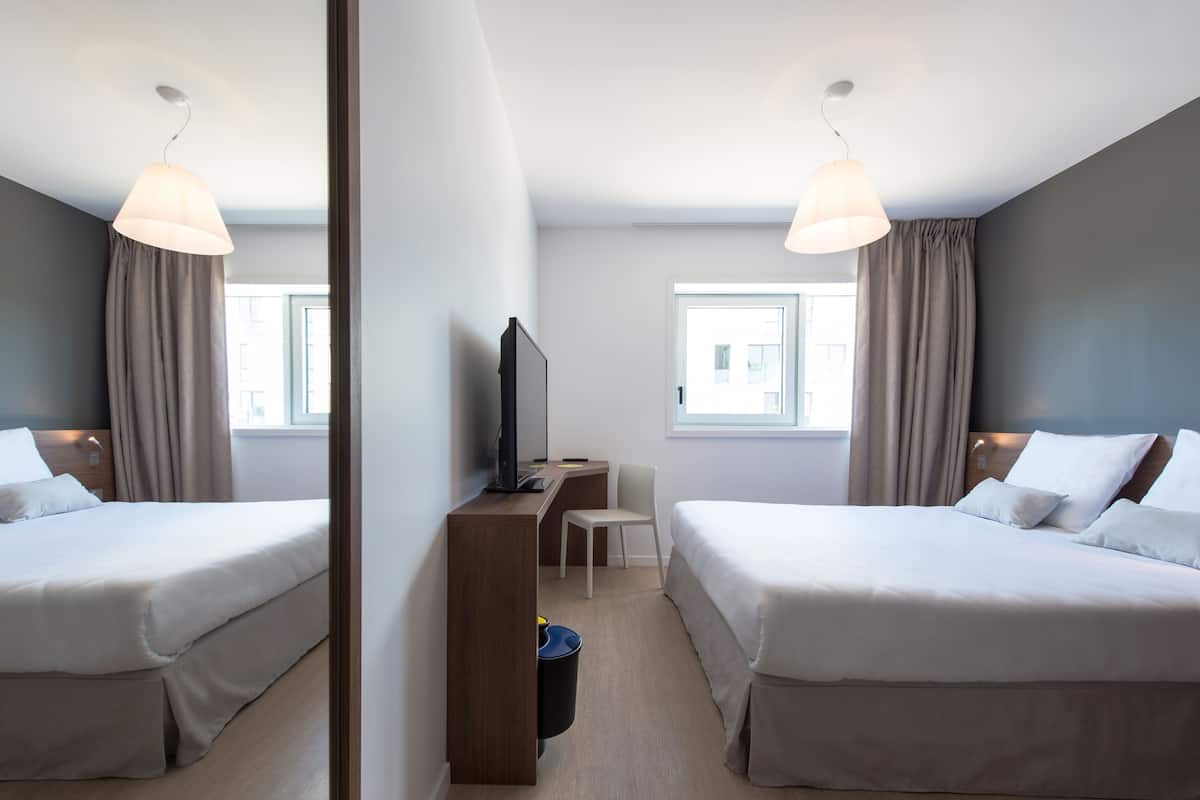 Desk, soundproofing, free cots/infant beds, free WiFi