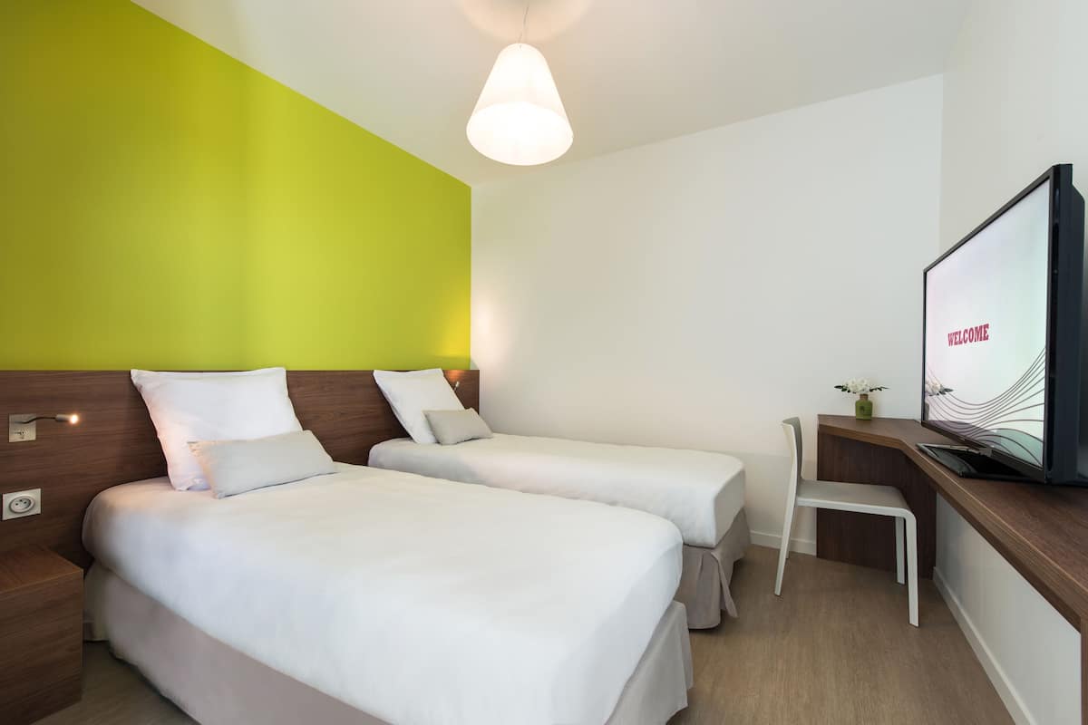 Desk, soundproofing, free cots/infant beds, free WiFi