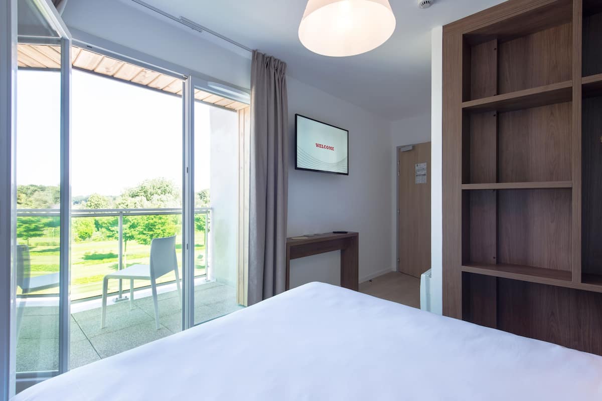 double room | 1 bedroom, desk, soundproofing, free cots/infant beds