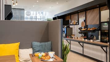 Petit déjeuner buffet servi tous les jours en supplément