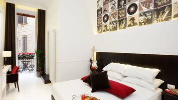 Deluxe-rum | Minibar, vÀrdeförvaringsskÄp pÄ rummet, skrivbord och ljudisolering