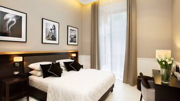 Double room with Private External Bathroom | Minibar, in-room safe, desk, soundproofing