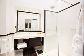 Deluxe kamer | Badkamer | Een douche, een regendouche, gratis toiletartikelen, een haardroger
