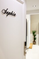 Una puerta con una placa que dice "Sophia" y un pomo moderno.
