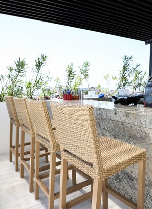 Bar en bord de piscine