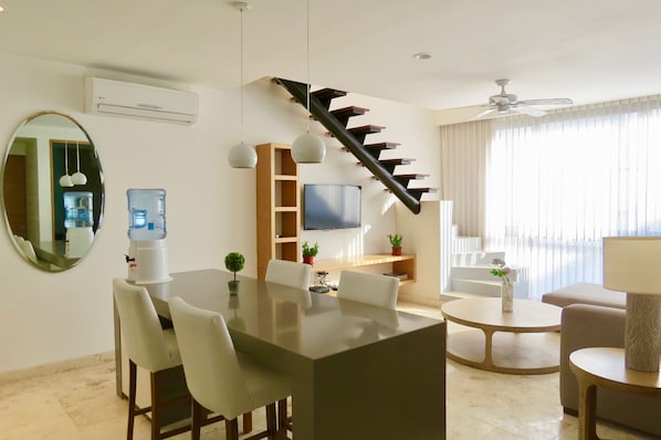 Deluxe Penthouse, 2 Bedrooms, Garden Area | In-room dining