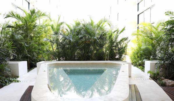 Outdoor spa tub