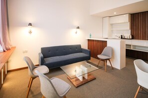 Suite Business, 1 habitación | Sala de estar | Una televisión de pantalla plana