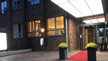 Mặt tiền nơi lưu trú - ban đêm