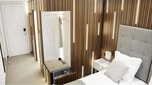 Ropa de cama hipoalergénica y caja de seguridad en la habitación