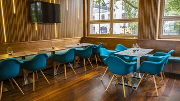 Bữa sáng buffet hàng ngày (15 EUR/mỗi người)