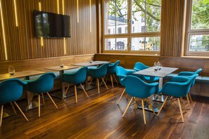 Se ofrece un desayuno bufé (15 EUR por persona)