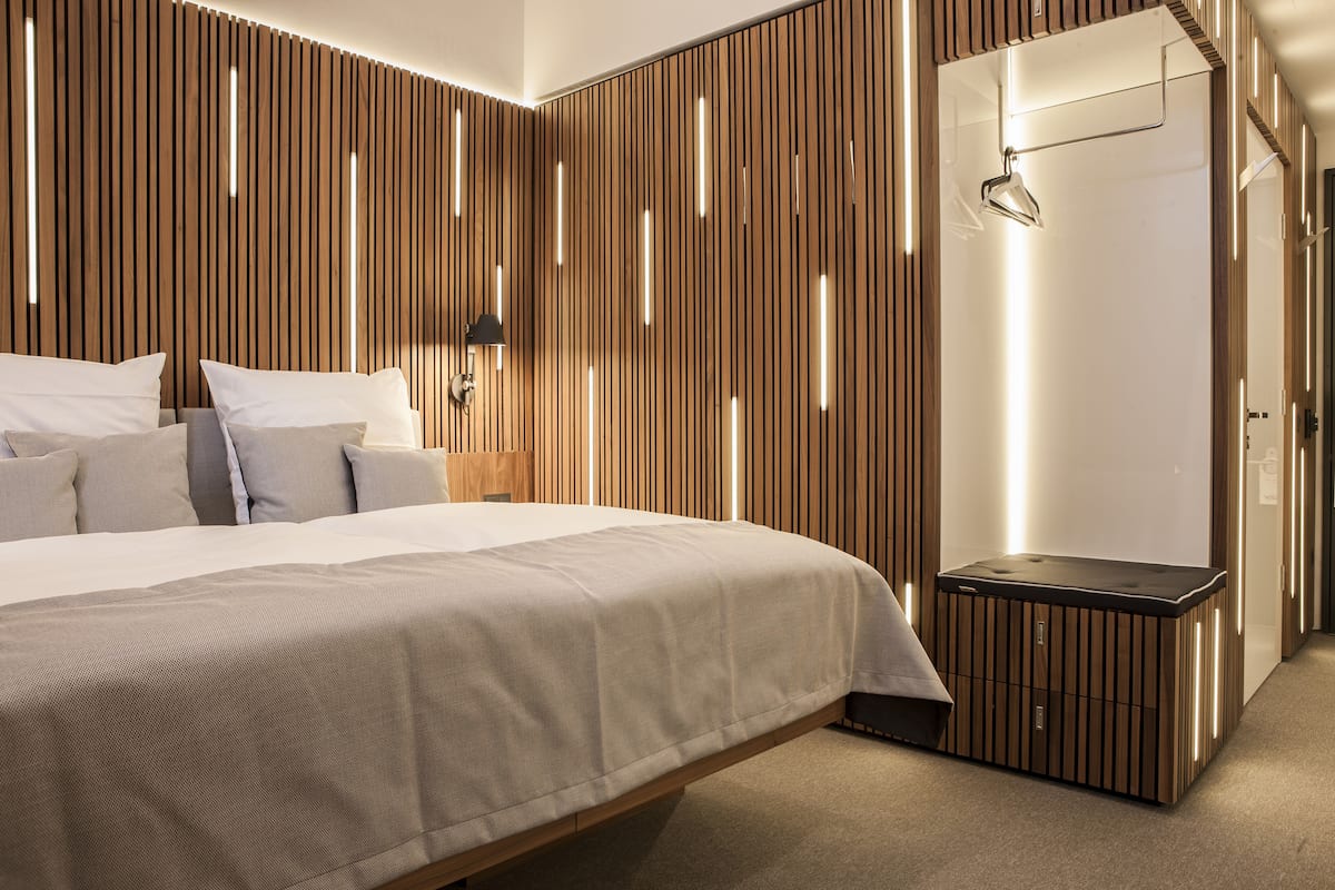 Hypo-allergenic bedding, in-room safe, desk, soundproofing