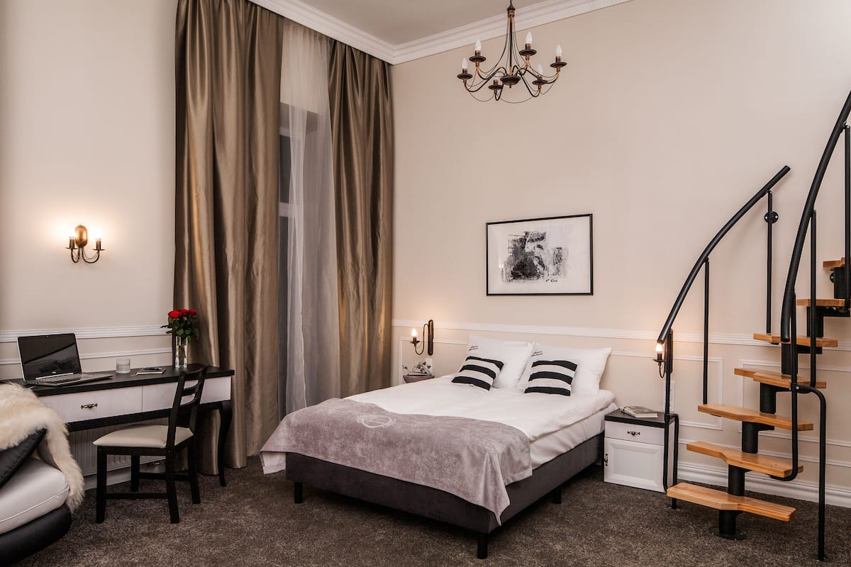Luxe beddengoed, een kluis op de kamer, een bureau