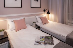 Standard-Doppelzimmer (004) | Hochwertige Bettwaren, Zimmersafe, Schreibtisch, Bügeleisen/Bügelbrett