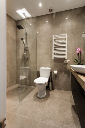 Shower, free toiletries, hair dryer, slippers - Imagine Apartments (Kraków)