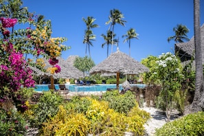 Piscine extérieure, parasols de plage, chaises longues